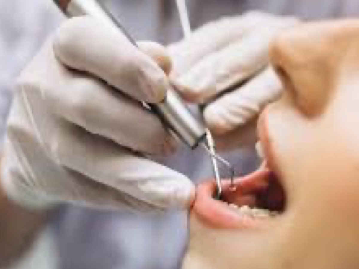 Atendimento odontológico com foco em estética e cuidado